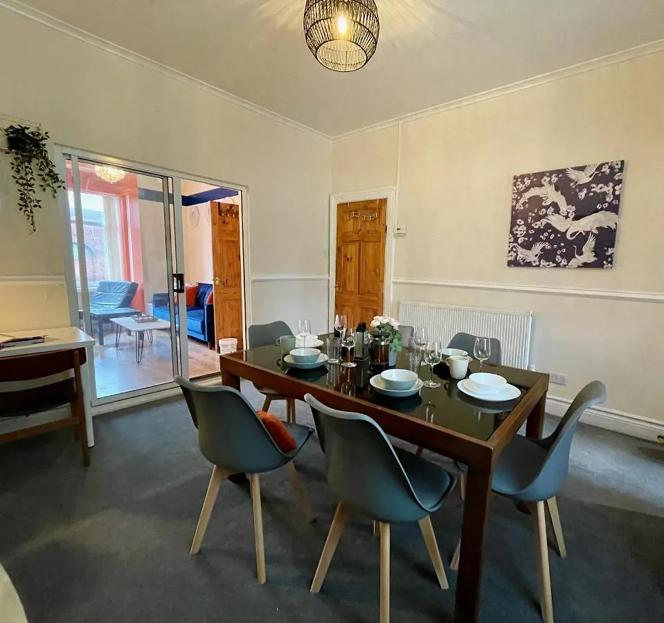 Kimberworth House, 4 Bedrooms, Wifi, Close To M1, Longer Stay, Free Parking Rotherham 0*,