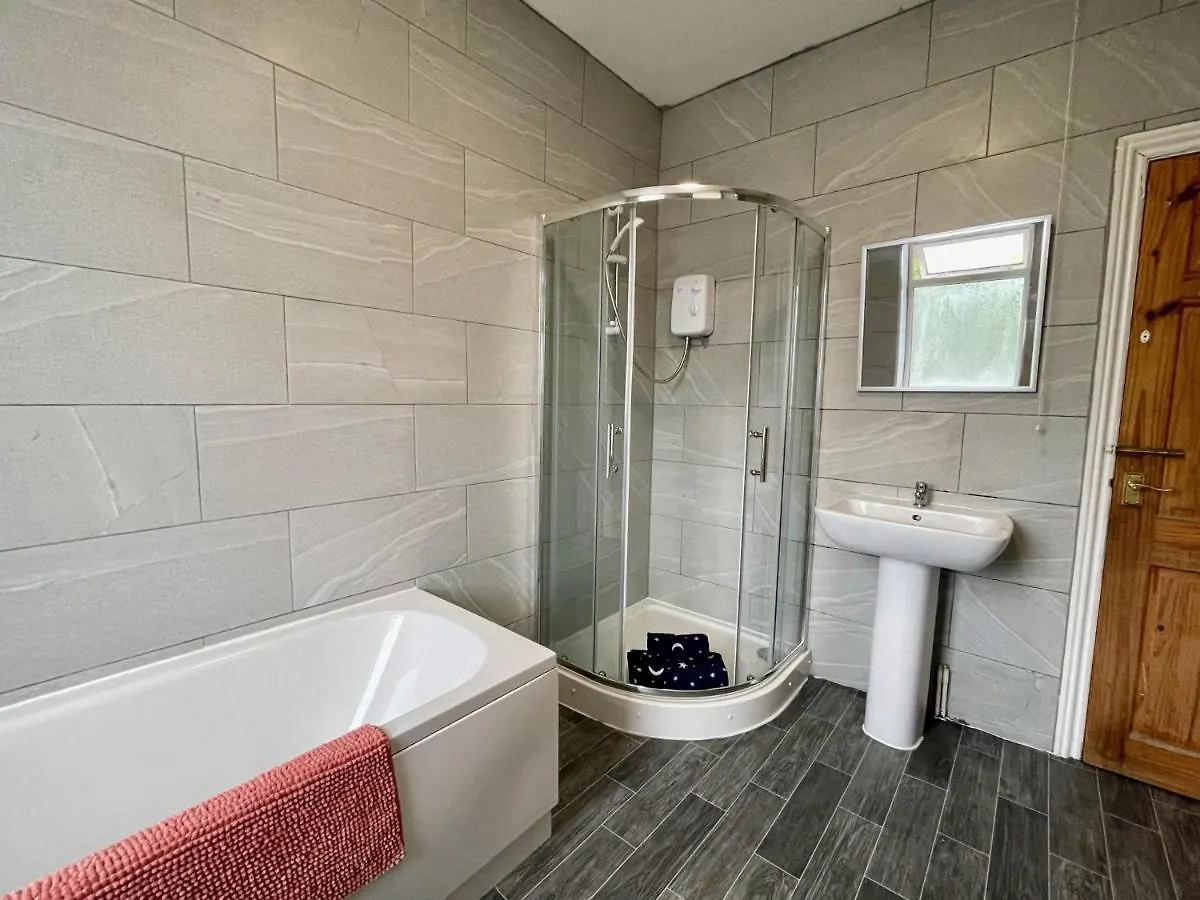 Kimberworth House, 4 Bedrooms, Wifi, Close To M1, Longer Stay, Free Parking Rotherham 0*,  Egyesült Királyság